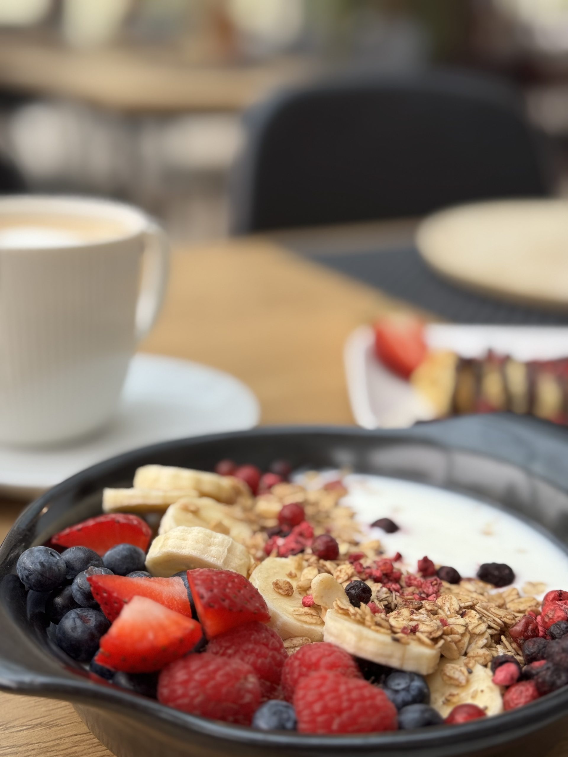 Granola z jogurtom in svežim sadjem